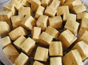 发酵好的豆腐表面有一层黄黄的粘液！这个时候就可以裹料了！