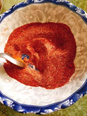 辣椒粉，花椒粉，姜粉，盐混合均匀调成腌料备用！（四种配料根据自己的口味来适当调整用量！喜欢口味重的就适当多放一点花椒粉，辣椒粉，盐，喜欢清淡一点的就少放一点儿！盐不要放的太多，太咸会使腐乳硬硬的，不绵软！）