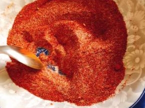 辣椒粉，花椒粉，姜粉，盐混合均匀调成腌料备用！（四种配料根据自己的口味来适当调整用量！喜欢口味重的就适当多放一点花椒粉，辣椒粉，盐，喜欢清淡一点的就少放一点儿！盐不要放的太多，太咸会使腐乳硬硬的，不绵软！）