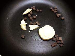 平底锅里放入黄油和巧克力