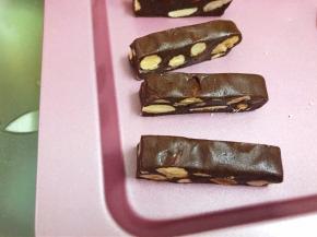 凉到温热后用锋利的刀切成小块