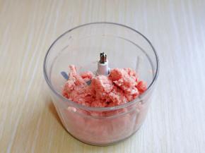 放入绞肉机中，绞成肉糜。