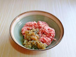 肉糜放入大口器具中，再加入腌制好的虾仁。