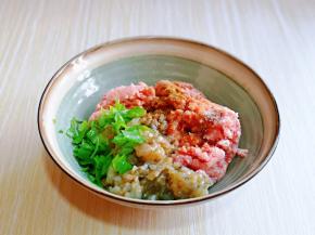 按个人口味加入盐，十三香，料酒，切碎的葱姜，搅拌均匀。