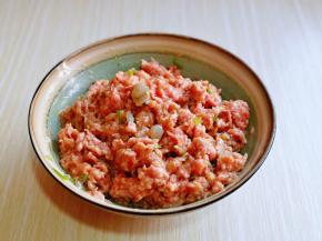 最后加入食用油，顺时针充分搅拌均匀。