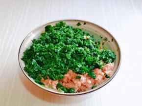 再加入荠菜。(荠菜秋天买的，洗干净后，切碎速冻的，冬天吃的时候取出来自然解冻再用，特别好呦)