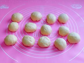 醒发好的面团分成均匀的等份。(大小随意，我做的比较小，觉得这样吃起来方便)