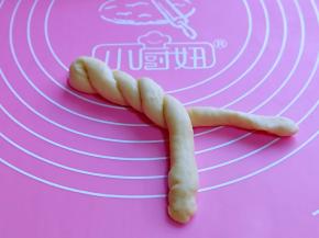 之后左右扭成麻花状即可。