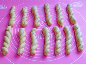 依次做好的麻花，最好盖上湿布或者保鲜膜，避免风干。