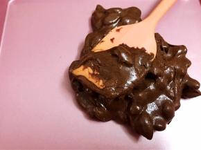 混合均匀后倒在不粘烤盘里