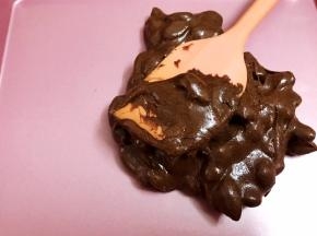 混合均匀后倒在不粘烤盘里
