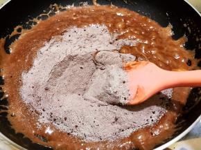 加入奶粉和可可粉翻炒均匀后关火