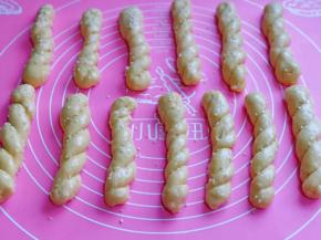 芝麻加入一小勺油，之后用刷子刷在麻花上。