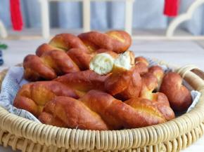 迫不及待的吃一个。