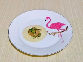 开始包饺子啦，取一张饺子皮，放上适量馅料。