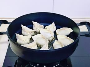 宝贝说想吃煎饺，那就煎几个吧！不粘锅中加入少量食用油，摆入饺子，吃几个摆几个。