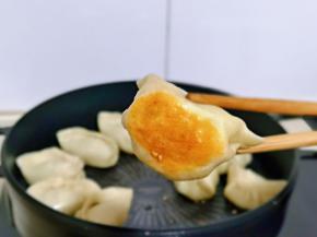 盖上盖子小火慢煎，煎至底部金黄即可。