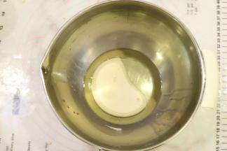 玉米油和牛奶用手动打蛋器混合乳化。