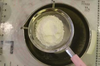 筛入低粉油拌匀。