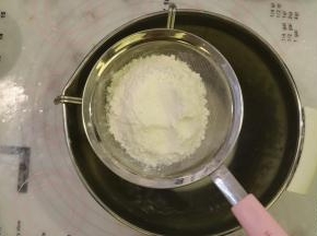 筛入低粉油拌匀。