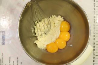 磕入蛋黄，蛋清放入冰箱冷冻备用。