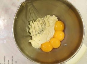 磕入蛋黄，蛋清放入冰箱冷冻备用。