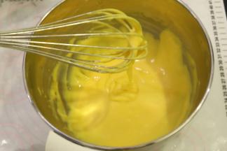拌至顺滑的蛋黄糊。