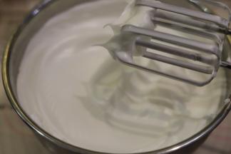 取出蛋清，滴入柠檬汁，分三次将细砂糖加入蛋清内，打发至干性发泡。