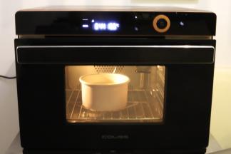 倒入6寸蛋糕圆模，轻震几下后放入预热好的卡士蒸烤箱，150度上下火，中下层45分钟。