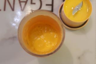 芒果取肉切小块，放入料理机，加入牛奶和细砂糖，搅拌成果泥。