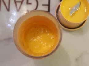 芒果取肉切小块，放入料理机，加入牛奶和细砂糖，搅拌成果泥。