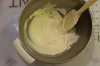 软化的奶油奶酪加入香草精拌匀。