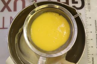 芒果泥过筛入奶酪糊内。