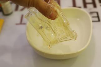 吉利丁片冰水泡软，沥干水分，微波炉叮化。