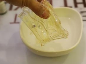 吉利丁片冰水泡软，沥干水分，微波炉叮化。