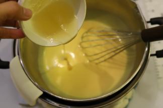 芒果奶酪糊隔热水加热，加入吉利丁液。