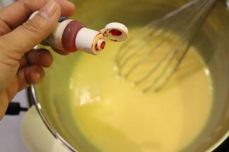 颜色偏黄的话可以加入一滴的食用色素。