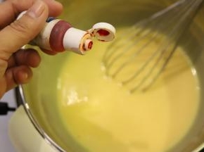 颜色偏黄的话可以加入一滴的食用色素。