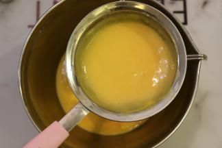 再次过筛做好的芒果奶酪糊。