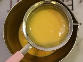 再次过筛做好的芒果奶酪糊。