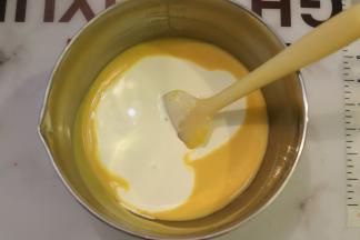 加入淡奶油，拌匀。