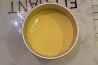 倒入一半的芒果奶酪糊，冰箱冷藏20分钟。