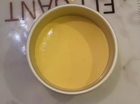 倒入一半的芒果奶酪糊，冰箱冷藏20分钟。