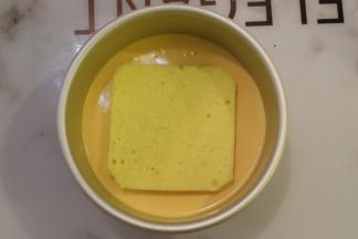 取出再次放入一片蛋糕片。