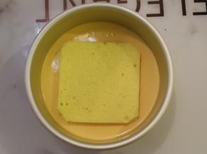 取出再次放入一片蛋糕片。