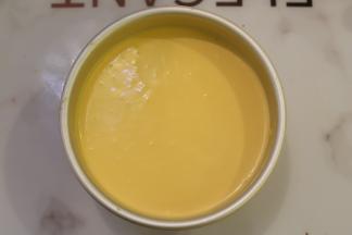 倒完所有的芒果奶酪糊，冰箱冷藏过夜。