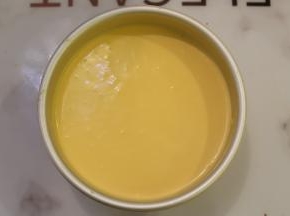 倒完所有的芒果奶酪糊，冰箱冷藏过夜。