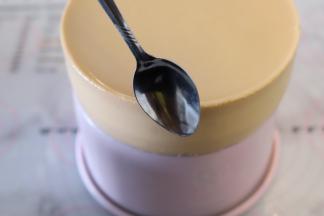 电吹风吹热蛋糕模四周，取出蛋糕，勺子放入开水内，沿着蛋糕四周边缘抹圆。