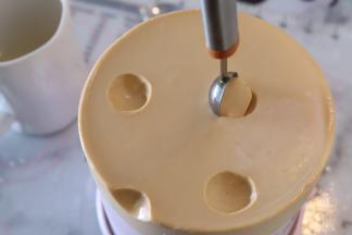 准备两把中小圆勺，放入开水内烫热。