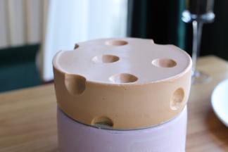 细细挖出奶酪的小圆洞装饰。